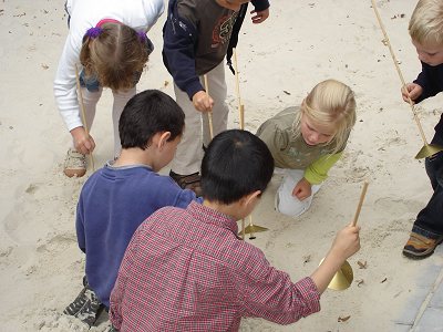 Kindergruppe bei Experimenten mit Magneten